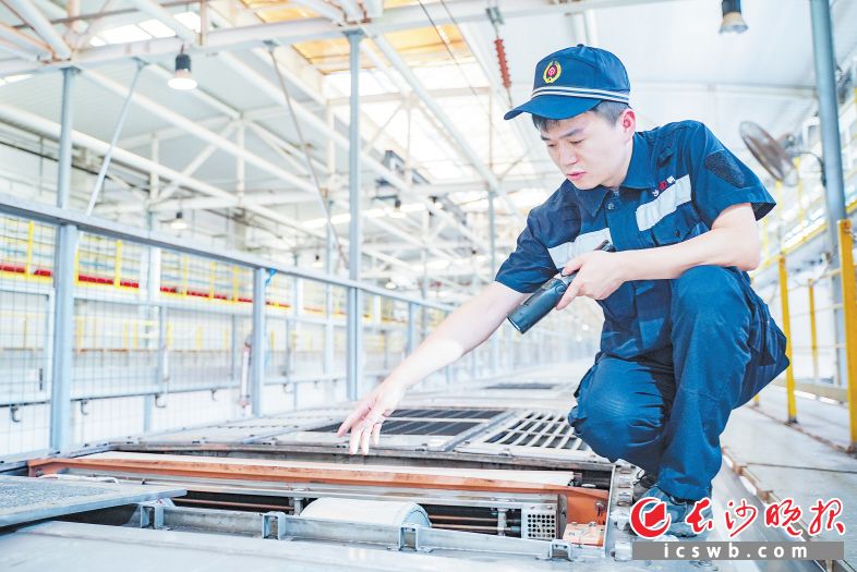 故障识别准确率超98%！记者探访揭秘热浪下动车检修全过程