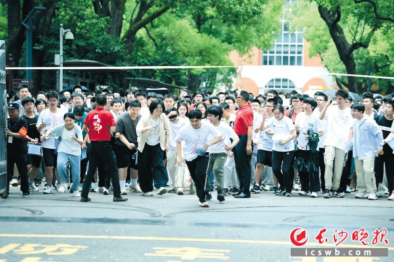 高考首日交上平安答卷