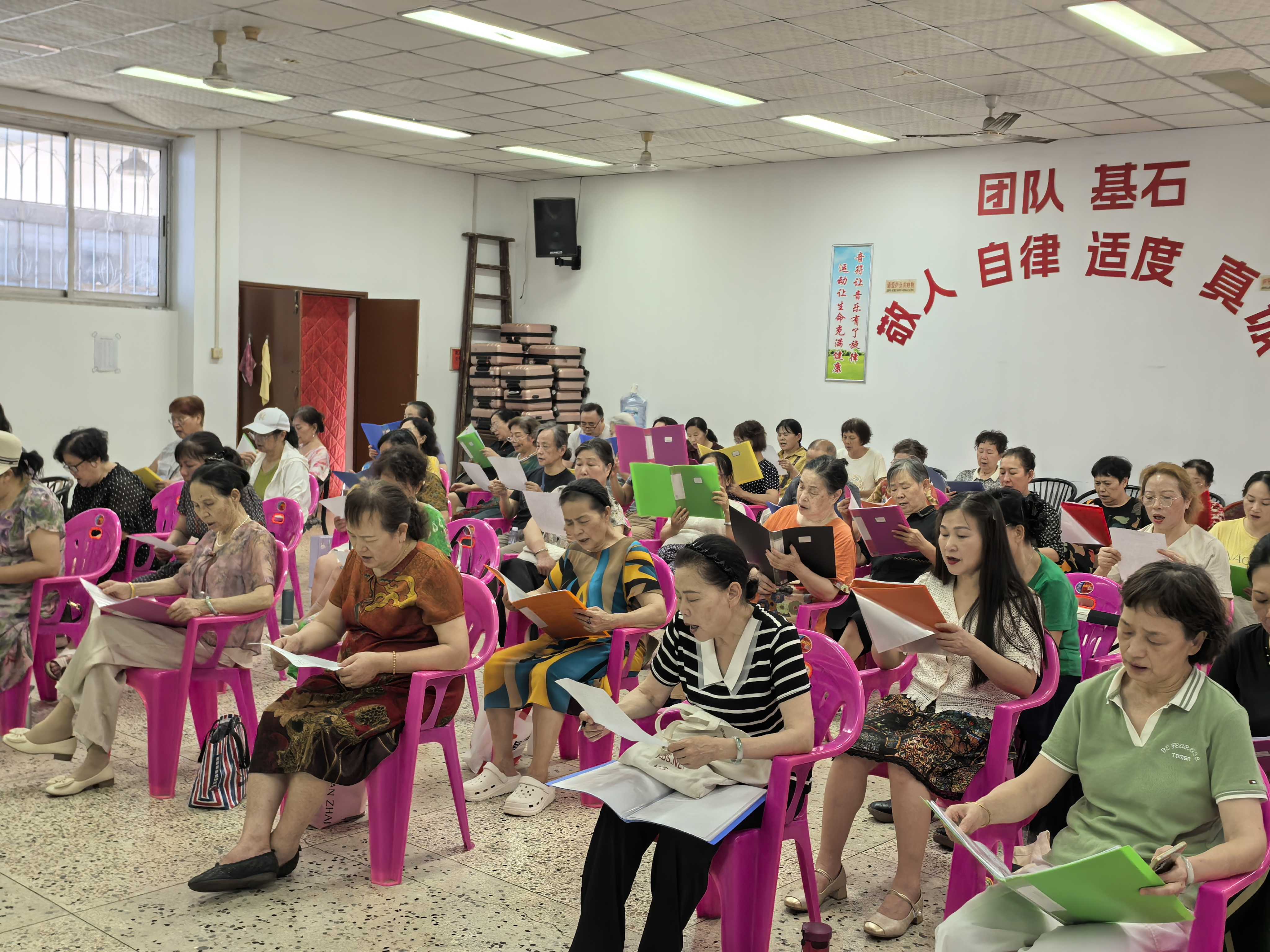 红歌传情邻里和 东塘社区声乐班温情开唱