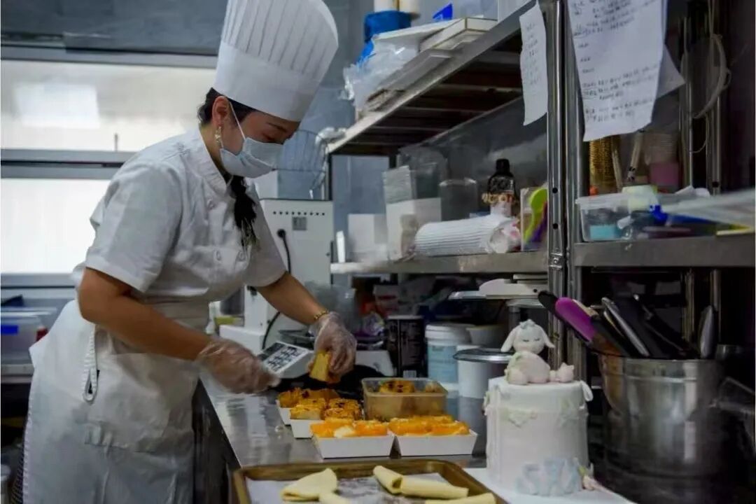 梦想的翅膀 | 独腿店长的甜蜜逆袭：杨雨欣的“优焙客”奇迹